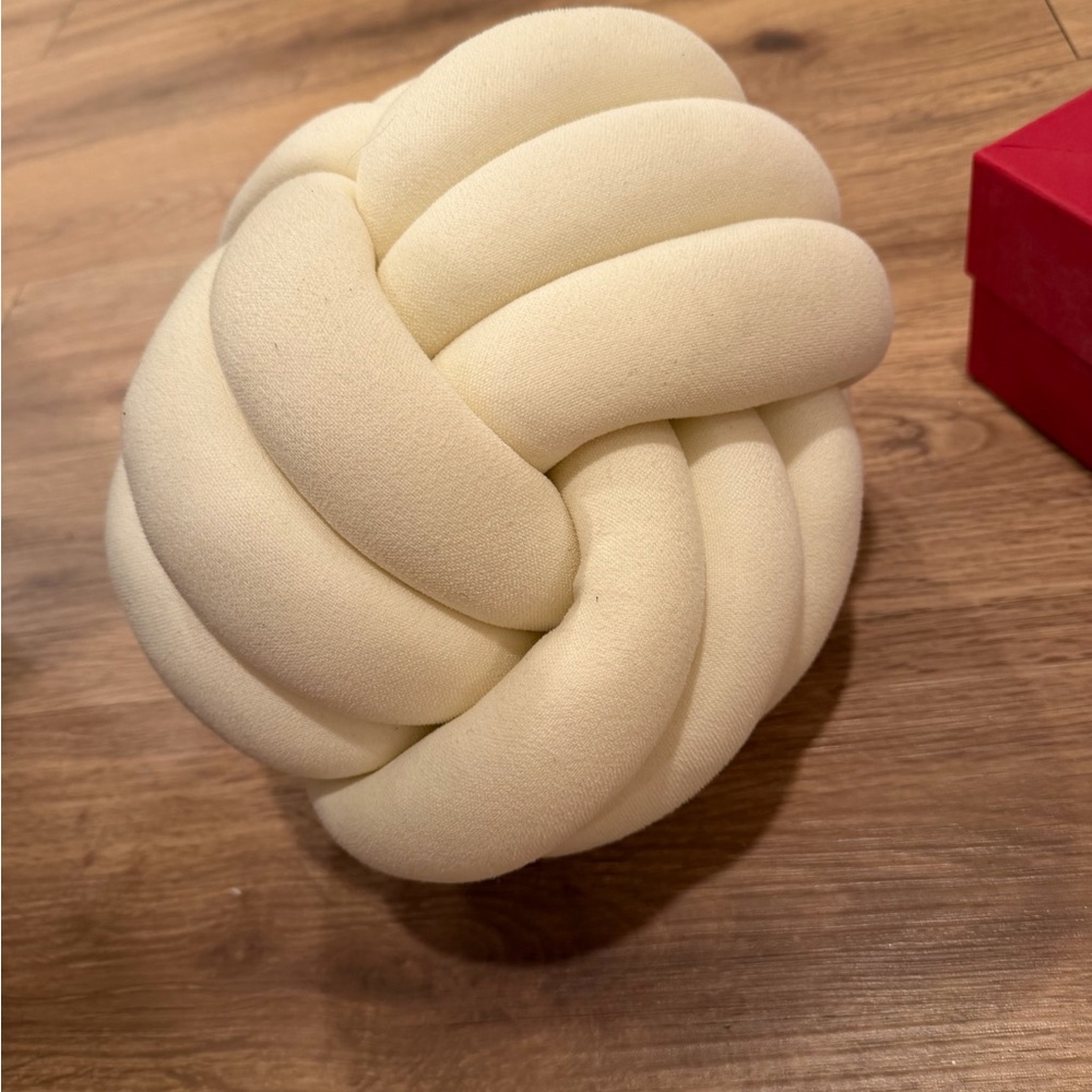 Knot pillow